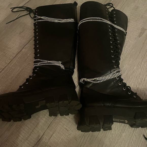Slightly Platformed Chained Boots From Hot Topic Size 7 Not Used A Lot - Picture 2 of 3
